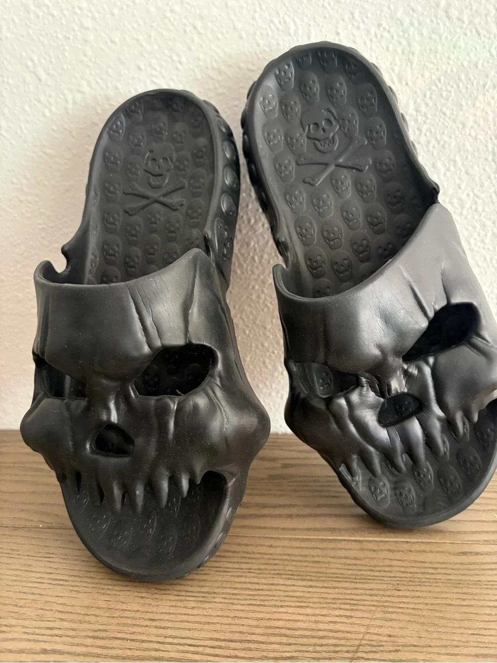 Brand new Black skull slides with skull design #skater #goth